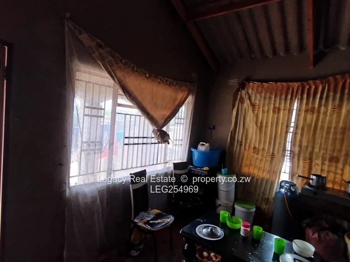 Manyame Park 4-Bed Walled Home with Arched Verandah