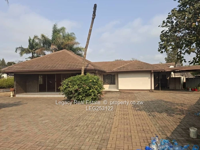 Avonlea 3-Bed Home with Pool & Large Paved Drive