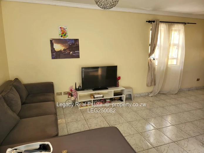 Houghton Park 4-Bed Home with Flatlet, Fitted Kitchen & Garden