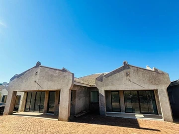 Modern 2-Bed Apartment with Garden in Bluff Hill, Harare