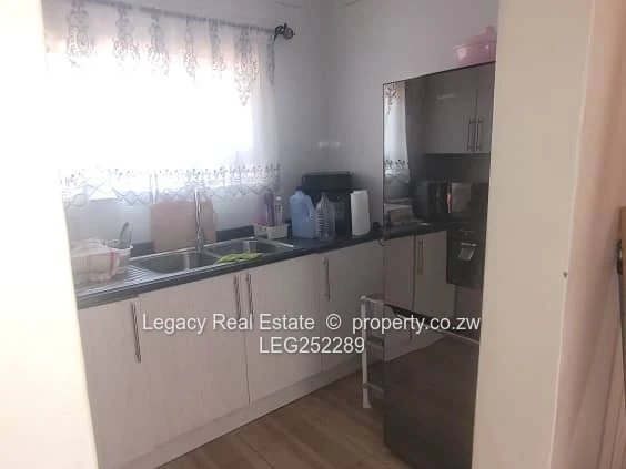 Secure Zimre Park 2-Bed: Fitted Kitchen & Bright Lounge
