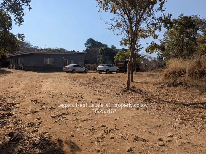 4472 m² Greystone Park — Sloping Stand with Cottage, Trees and Gate