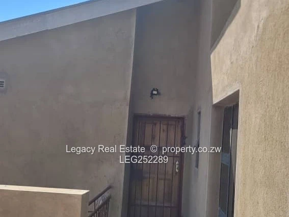 Secure Zimre Park 2-Bed: Fitted Kitchen & Bright Lounge