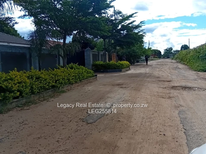 4-Bed Zimre Park House — Fitted Kitchen, Garden & Garage