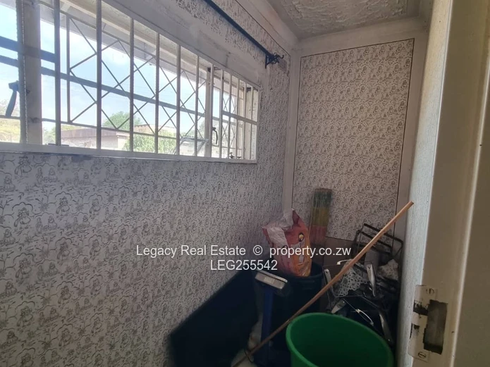 Palm-lined 5-Bed Home on 3000m² in Marimba — Borehole