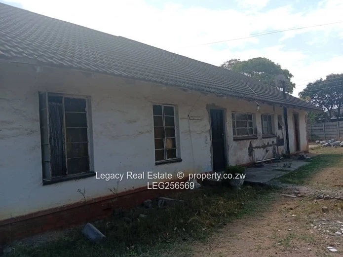 Waterfalls: 3-Bed Home, 2600m² Stand with Borehole