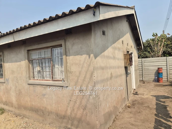 7-Bed Budiriro: Borehole, Gated Yard & Open Lounge (Sole Mandate)