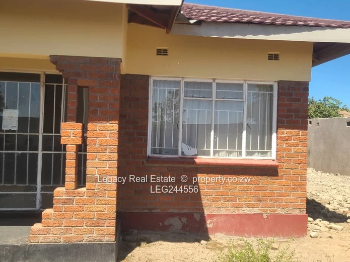 Walled 5-Bed Home in Chitungwiza - Tiled Verandah & En-Suite