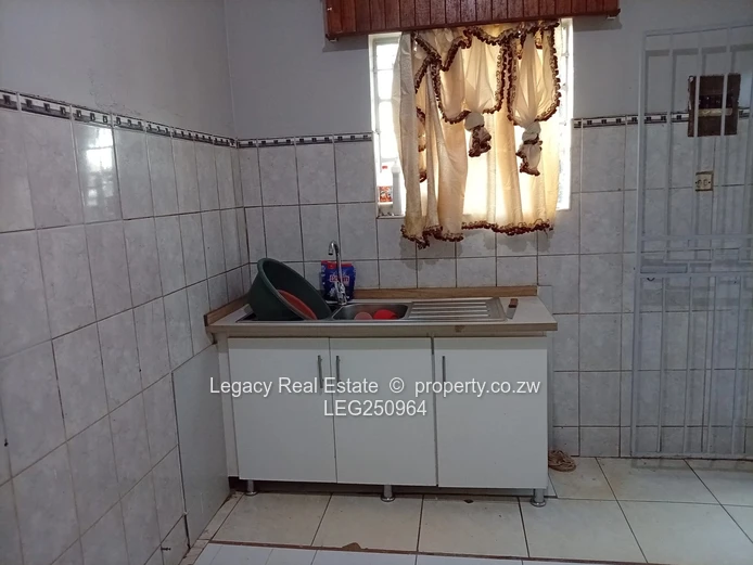 6-Bed Hatcliffe Home - Borehole, Gated Yard & Tiled Kitchen