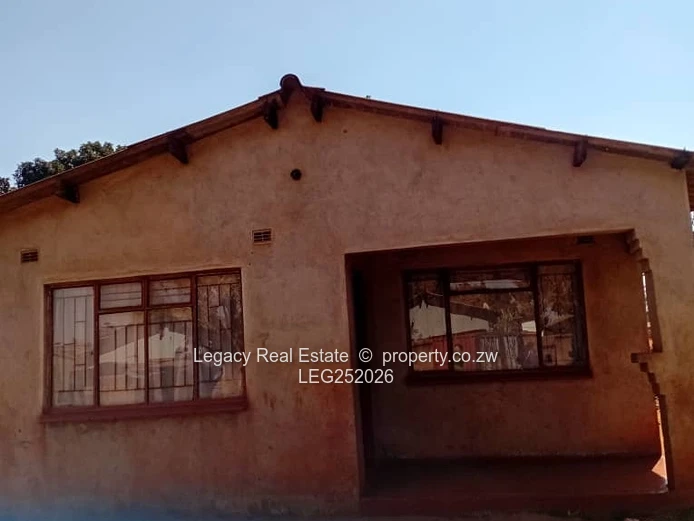 5-Bed Kuwadzana House - Main Road, Garden & Verandah