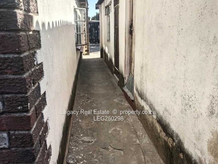 Spacious 5-Bed Highfield Home with Walled Yard & Fireplace (Sole Mandate)