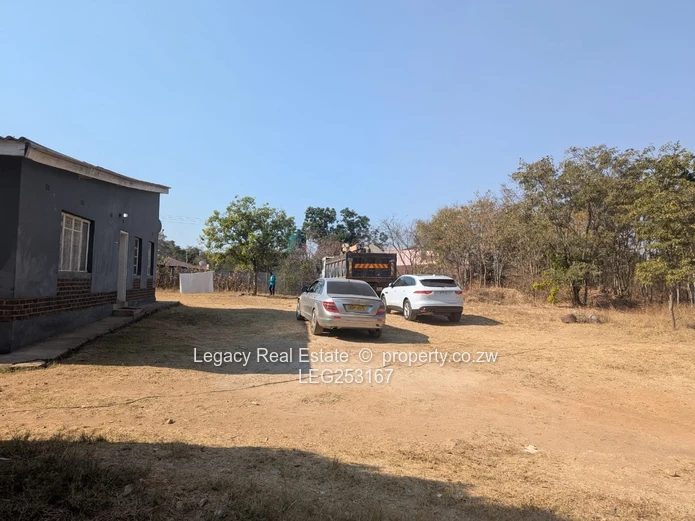 4472 m² Greystone Park — Sloping Stand with Cottage, Trees and Gate