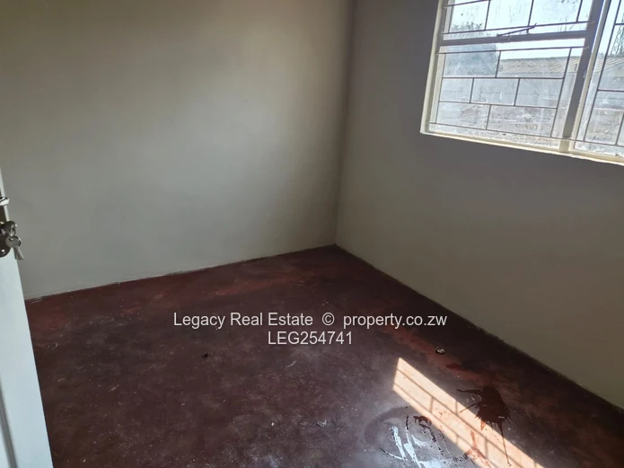 7-Bed Budiriro: Borehole, Gated Yard & Open Lounge (Sole Mandate)