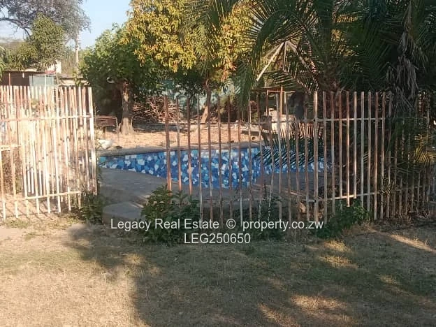 Emerald Hill: 4-Bed Family Home, Disused Pool & Borehole on 2000m²