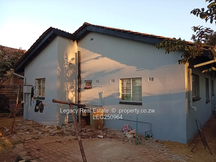 6-Bed Hatcliffe Home - Borehole, Gated Yard & Tiled Kitchen