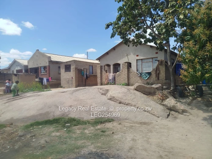 Manyame Park 4-Bed Walled Home with Arched Verandah
