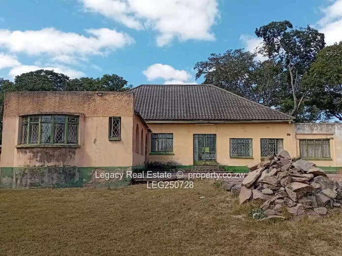 Gated 10.3ha Farm with Barn, Dam & Gravel Road - Marondera