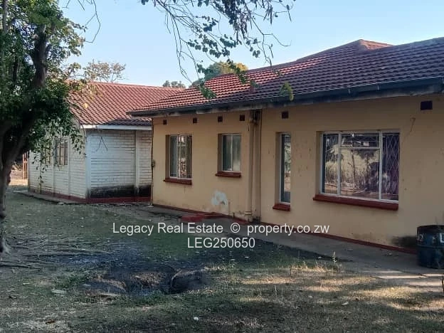 Emerald Hill: 4-Bed Family Home, Disused Pool & Borehole on 2000m²