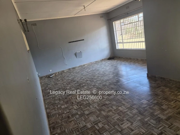 Spacious 3BR Bungalow on 2000m² with Borehole — Mabelreign