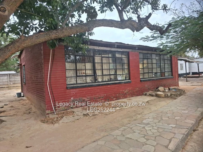 4-Bed Home with Borehole on 4000m² in Waterfalls
