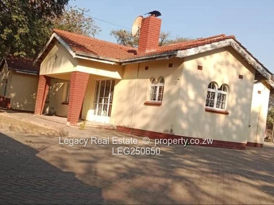 Emerald Hill: 4-Bed Family Home, Disused Pool & Borehole on 2000m²