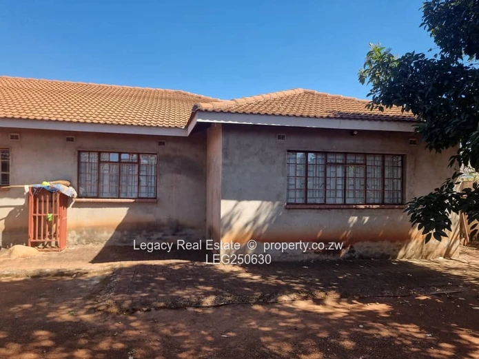 Spacious 5-Bed Westgate Home with Modern Kitchen & Borehole (Sole Mandate)