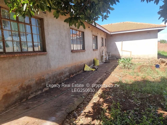 Spacious 5-Bed Westgate Home with Modern Kitchen & Borehole (Sole Mandate)