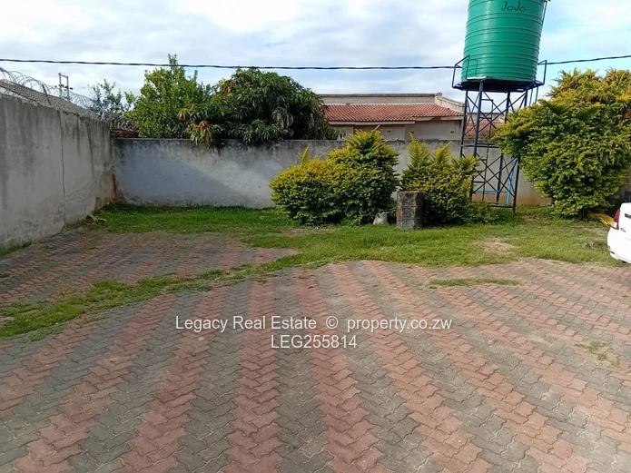 4-Bed Zimre Park House — Fitted Kitchen, Garden & Garage