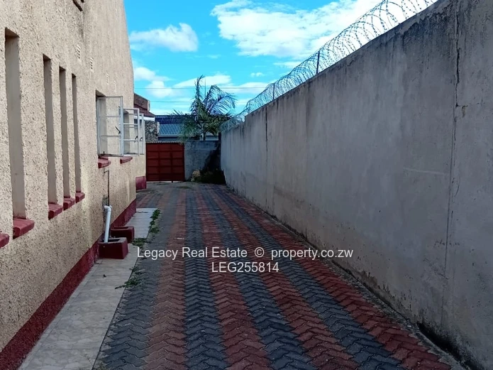 4-Bed Zimre Park House — Fitted Kitchen, Garden & Garage