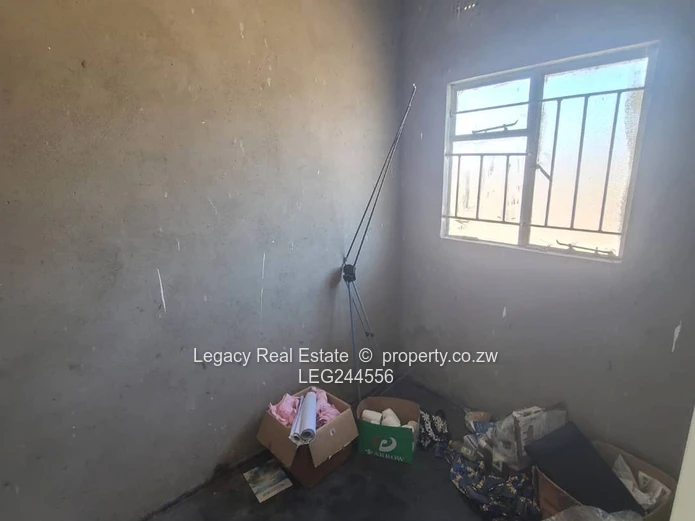 Walled 5-Bed Home in Chitungwiza - Tiled Verandah & En-Suite