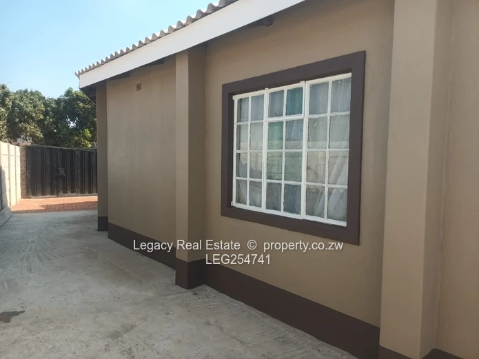 7-Bed Budiriro: Borehole, Gated Yard & Open Lounge (Sole Mandate)