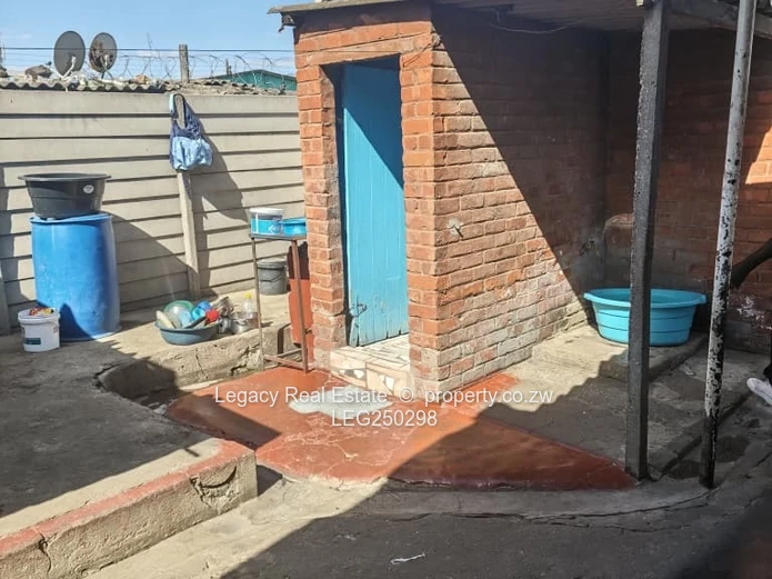 Spacious 5-Bed Highfield Home with Walled Yard & Fireplace (Sole Mandate)