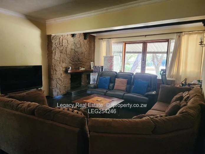 3-Bed Strathaven Rental: Veranda, Fireplace & Garden