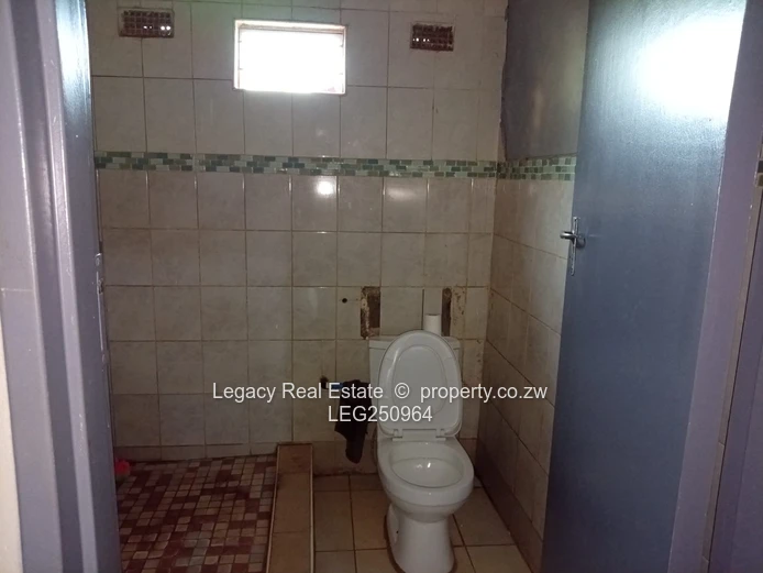 6-Bed Hatcliffe Home - Borehole, Gated Yard & Tiled Kitchen