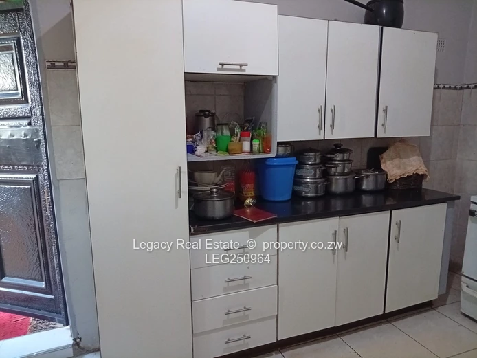 6-Bed Hatcliffe Home - Borehole, Gated Yard & Tiled Kitchen