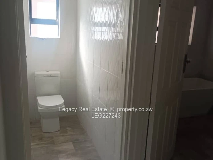 Glen Lorne 3-Bed Garden Flat with Balcony & Paved Yard