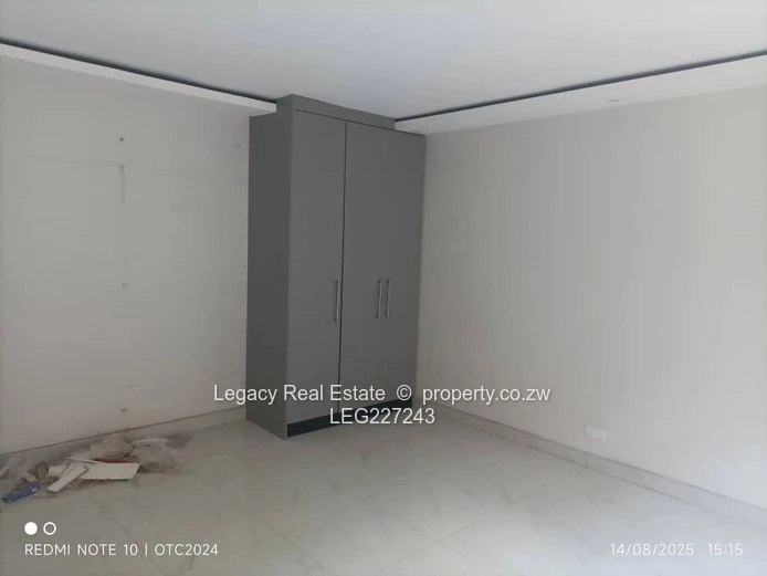 Glen Lorne 3-Bed Garden Flat with Balcony & Paved Yard