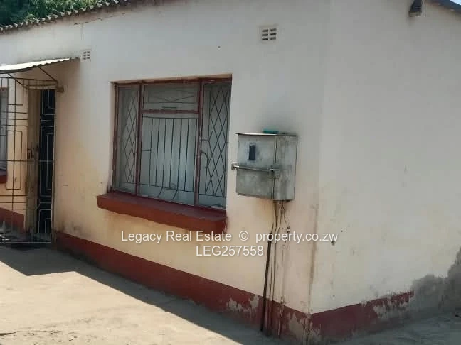Westlea 5-Bed Home with Flatlet, Fitted Kitchen & Paved Yard