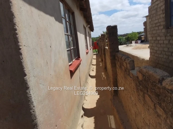 Manyame Park 4-Bed Walled Home with Arched Verandah