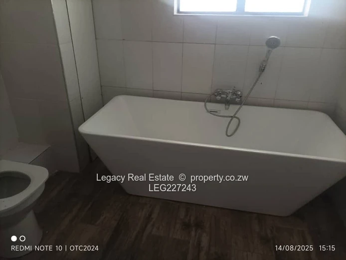 Glen Lorne 3-Bed Garden Flat with Balcony & Paved Yard