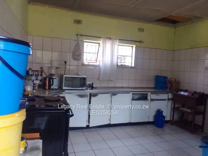 Spacious 4051m² Hatfield Stand — House on Tarred Road