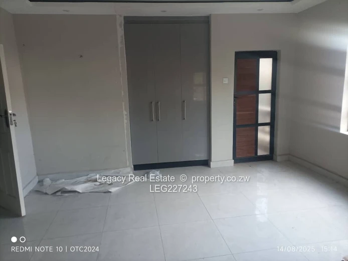 Glen Lorne 3-Bed Garden Flat with Balcony & Paved Yard
